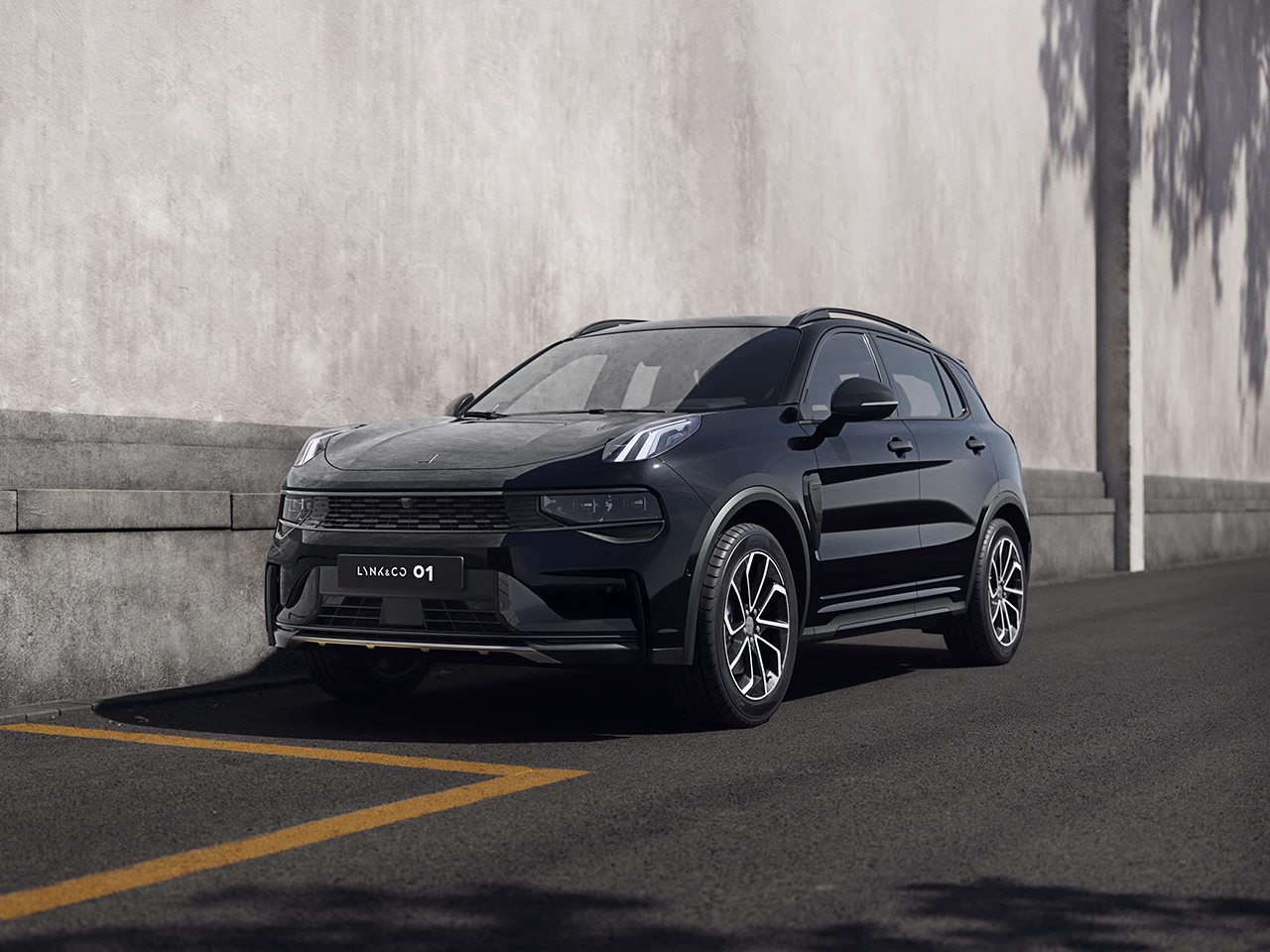 persoon die in de koffer ligt van een lynk & co auto